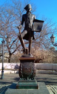 Был я там. Соглашусь с автором. Мне понравилось. Для себя сделал некоторые пометки.
Рядом с прокуратурой стояли Феррари и Порше... 
Еще долго не мог придти в себя от вида следующего памятника: хохотал полдня. Еврей с лопатой. ЕВРЕЙ с ЛОПАТОЙ