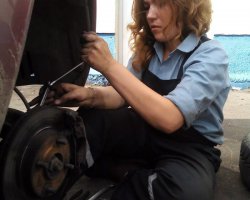 С золотой цепочкой такие работы делать? Она порвется через 15 минут действительно настоящей работы. А что это за конструкция из гаечных ключей?