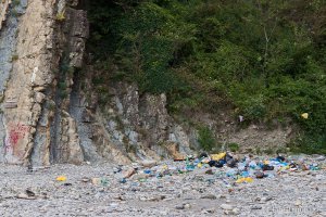 Туапсе, пляж. 
Понаедет свинота на 3 дня подешевле, а потом на форумах строчат, что "наши пляжи гамно, за границей лучше".