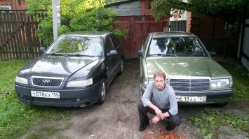Ну начнем с того, что здесь олигархи то и не присутствуют! Я купил себе 190D, который младше меня всего на два года. После этого я влюбился в Мерсы! Даже на старом Мерсе оооочень приятно ездить!!! Вот фото.