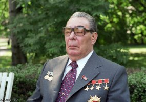 к чему все это объясните?

я тоже так могу...
Леонид Ильич Брежнев родился в Каменском Екатеринославской губернии (ныне Днепродзержинск Днепропетровской области Украины) в семье потомственных рабочих Ильи Яковлевича Брежнева (1874—1930) и Натальи Денисовны Мазаловой (1886—1975).
В начале 1976 года перенёс клиническую смерть. После этого он так и не смог физически восстановиться, и его тяжёлое состояние и неспособность управлять страной с каждым годом становились всё очевиднее. Брежнев страдал астенией (нервно-психической слабостью) и атеросклерозом мозговых сосудов. Работать он мог лишь час-два в сутки, после чего спал, смотрел телевизор и т. д. У него появилась наркотическая зависимость от снотворного — нембутала.
Брежнев похоронен 15 ноября на Красной площади в Москве у Кремлёвской стены. По опубликованным свидетельствам, это были самые пышные и помпезные похороны после сталинских в марте 1953 года, присутствовали главы государств и правительств более 35 стран мира.