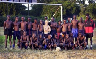 Тренер всегда в центре.