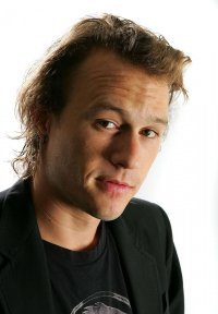 Дата смерти: 22.01.2008
Любимый многими 28-летний актер, уже отец, был найден массажисткой бездыханным и обнаженным на полу своей квартиры 22 января. Найдя его и не сумев разбудить, девушка запаниковала и позвонила своей подруге Мери-Кейт Олсен, которая прислала своего помощника на помощь. В итоге приехала служба 911, но Леджер был мертв уже несколько часов, и ни она, ни спасатели уже ничего не смогли сделать.