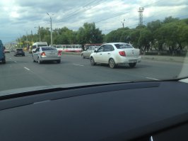 белая гранта справа, надпись на стекле :)