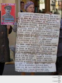 И ещё в догонку.
Великие пятилетки СССР
ВВЕДЕНИЕ

Великое советское прошлое надо знать и о нём надо постоянно напоминать. Во-первых, в знак благодарности нашим предкам за их героические военные и трудовые подвиги. Во-вторых, будет полезно, если прочитают те, кто забыл или не знает. В-третьих, надо знать своё прошлое, чтобы было с чем сравнивать настоящее - нынешние "успехи" РФ за последние 20 лет.

Приведём достижения за определённые периоды времени. В СССР такими периодами были пятилетки, поэтому приведём их краткие результаты, чтобы проследить динамику успехов, динамику созидания при социализме.

 

ПЛАН ПОСТРОЕНИЯ СОЦИАЛИЗМА

В своих последних работах В.И.Ленин наметил план построения социализма - индустриализация, кооперация крестьянства, культурная революция. В 1920 году был утверждён план ГОЭЛРО, который В.И.Ленин назвал "второй программой партии". В 1923 году была создана Государственная Комиссия по Планированию, которая позднее стала Госпланом. Комиссия вначале координировала планы республик и вырабатывала "контрольные цифры" на год.

К 1928 году НЭП полностью себя исчерпал. Под руководством И.В.Сталина была разработана конкретная программа и приступили к строительству социализма:

-культурная революция (грамотность, идеология, кадры, новая интеллигенция, наука, искусство),

-коллективизация (повысить производительность труда в деревне и освободить рабочие руки для промышленности),

-индустриализация,

-сильная армия (новая организация, артиллерия, самолёты, танки).

 

И.В.Сталин, 19 ноября 1928 года: "Необходимо догнать и перегнать развитые капиталистические страны. Либо мы этого добьемся, либо нас затрут".

 

И.В.Сталин, 3 декабря 1927 года: "Наши планы есть не планы-прогнозы, не планы-догадки, а планы-директивы, которые обязательны для руководящих органов и которые определяют направление нашего хозяйственного развития в будущем в масштабе всей страны".

 

С 1928 года Госплан СССР начал составлять пятилетние планы и контролировать их выполнение.

 

 

1-я ПЯТИЛЕТКА (1928-1932)

Глава государства - И.В.Сталин.

"В соответствии с политикой индустриализации страны в первую очередь должно быть усилено производство средств производства... рост тяжелой и легкой индустрии, транспорта и сельского хозяйства.... Наиболее быстрый темп развития должен быть придан тем отраслям, которые подымают в кратчайший срок экономическую мощь и обороноспособность СССР".

Началась интенсивная индустриализация страны.

Всего было построено 1500 крупных промышленных предприятий.

Национальный доход увеличился почти в 2 раза.

Объём промышленного производства вырос более чем в 2 раза.

Строительство электростанции Днепрогэс (крупнейшей в мире).

Построены металлургические заводы в городах - Магнитогорск, Липецк, Челябинск, Новокузнецк, Норильск, Свердловск (Уралмаш).

Построены тракторные заводы в городах: Сталинград, Челябинск, Харьков, Нижний Тагил (Уралвагонзавод).

Построены автомобильные заводы: ГАЗ, ЗИС.

Появились новые отрасли промышленности: тракторная, автомобильная, авиационная, станкостроительная, тяжелого и сельскохозяйственного машиностроения, черной металлургии, химическая.

Создана вторая угольно-металлургическая база - Кузбасс.

Введена в эксплуатацию Туркестано-Сибирская железная дорога.

В стране была ликвидирована безработица и введён 7-часовой рабочий день.

Социалистические преобразования сельского хозяйства: 211 тыс. колхозов, 150 тыс. тракторов, 2446 машинотракторных станций, 70 тыс. специалистов с высшим и средним образованием.

Валовая продукция промышленности в 3 раза превысила уровень 1913 года.

СССР вышел на 2-е место в мире по машиностроению, выплавке чугуна и добыче нефти и на 3-е место по производству электроэнергии.

"фундамент социалистической экономики построен, победа социализма в СССР обеспечена".

 

 

2-я ПЯТИЛЕТКА (1933-1937)

И.В.Сталин, 4 февраля 1931 года: "Мы отстали от передовых стран на 50-100 лет. Мы должны пробежать это расстояние в десять лет. Либо мы сделаем это, либо нас сомнут".

Глава государства - И.В.Сталин.

Всего построено 4500 крупных промышленных объектов.

Национальный доход вырос в 2,1 раза.

Объём промышленной продукции вырос в 2,2 раза.

Объём сельскохозяйственной продукции вырос в 1,3 раза.

Подготовлены высококвалифицированные кадры. Лозунг: "Кадры решают всё!"

Построены военные заводы, и они начали выпускать танки, самолёты, орудия.

Строительство метро в Москве.

Интенсивное развитие отечественной авиации - новые институты, КБ, заводы.

На самолёте АНТ-25 экипаж, в составе В.Чкалов, Г.Байдуков, А.Беляков, совершил беспосадочный перелет через Северный полюс из СССР в США.

Построены каналы - Беломоро-Балтийский (227 км) и Москва-Волга (128 км).

Построены и открыты школы - 3,6 тыс. в городах и посёлках и 15 тыс. в сельской местности.

На полях колхозов и совхозов уже работало - 456 тыс. тракторов, 128 тыс. комбайнов, 146 тыс. автомобилей.

Итог двух сталинских пятилеток - СССР стал крупной промышленной державой, общество состояло из дружественных социальных слоёв (рабочие, крестьяне, интеллигенция), общество было единым, окрепла дружба народов.

 

 

3-я ПЯТИЛЕТКА (1938-1942)

Глава государства - И.В.Сталин.

Введено в действие 3000 новых крупных промышленных предприятий (до июня 1941 г.)

Валовая продукция всей промышленности увеличилась на 45%, а машиностроения - более чем на 70%.

Вступили в строй гидроэлектростанции - Угличская и Комсомольская.

Построены металлургические заводы - Новотагильский и Петровск-Забайкальский.

Построены медеплавильные заводы - Среднеуральский и Балхашский.

Построен Уфимский нефтеперерабатывающий завод.

В 1940 году численность рабочих и служащих выросла до 31,2 млн. человек по сравнению с 11,4 млн. в 1928 году.

Пятилетка проходила в годы ожидания войны, поэтому расходы на армию приходилось постоянно увеличивать - 25% (1939), 34%(1940), 43,4%(1941).

Осваивалось производство новых видов военной техники - средние танки Т-34 и тяжелые танки КВ, реактивные минометы БМ-13 ("Катюша"), штурмовики Ил-2 ("Летающий танк"), бомбардировщики Пе-2, истребители ЛаГГ-3 и Як-1.

 

Пятилетку закончить не удалось, началась война.

 

 

ВЕЛИКАЯ ОТЕЧЕСТВЕННАЯ ВОЙНА (1941-1945)

К началу войны Красная Армия в приграничных округах имела - численность порядка 2,7 млн. человек, 1475 новых тяжелых и средник танков (всего было около 12 тыс.), 1540 самолётов новых конструкций (всего было около 10 тыс.). Для полного перевооружения армии требовалось ещё 1-2 года.

 

После начала войны на восток страны, где уже работали примерно 20% военных заводов, были эвакуированы около 2000 предприятий и 11 млн. человек, и там, на заранее подготовленных площадках, была быстро организована работа этих предприятий. Советская промышленность с июля 1941 года по сентябрь 1945 года выпустила 137 тыс. самолетов, 104 тыс. танков и САУ и 489 тыс. артиллерийских орудий. Это стало возможным благодаря успешному выполнению трёх первых сталинских пятилеток.

 

Таким образом, в результате грандиозных преобразований в экономике и социальной сфере в 1928-1940 годах в стране был создан новый общественный строй - Социализм. Строй с высоким промышленным и военным потенциалом и высоким морально-патриотическим духом народа.

Прочность нового строя была проверена и подтверждена в годы Великой Отечественной войны.

СССР победил, но, наряду с огромными людскими потерями, были также частично или полностью разрушены промышленные предприятия на оккупированной территории, которые надо было восстанавливать.

 

 

4-я ПЯТИЛЕТКА (1946-1950)

Глава государства - И.В.Сталин.

Основная хозяйственно-политическая задача послевоенной пятилетки была сформулирована И.В.Сталиным 9 февраля 1946 года: "восстановить пострадавшие районы страны, восстановить довоенный уровень промышленности и сельского хозяйства и затем превзойти этот уровень в более или менее значительных размерах".

 

Советские люди своим героическим трудом успешно решили эту задачу.

Построено новых и восстановлено 6200 крупных промышленных предприятий.

Восстановлен металлургический завод Запорожсталь.

Вступила в строй Днепрогэс.

Заработали все шахты Донбасса.

Сельское хозяйство вышло на предвоенный уровень.

Успешно шла работа по Атомному проекту - было создано атомное оружие.

Кроме достижений СССР, о которых говорилось выше, только упомянем, что были ещё и победы в войне с Финляндией (1939) и в войне с Японией (1945), а также решалась такая масштабная задача, как создание социалистического лагеря.

 

 

5-я ПЯТИЛЕТКА (1951-1955)

Глава государства - И.В.Сталин (до 05.03.53), Н.С.Хрущёв.

Построено более 3000 крупных промышленных предприятий.

Национальный доход вырос на 71%.

Объем продукции промышленности вырос на 85%.

Объём продукции сельского хозяйства вырос на 21%.

Капиталовложения выросли почти в 2 раза.

Построены металлургические заводы: Закавказский, Череповецкий.

Вступили в строй новые ГЭС (полностью или частично): Цимлянская, Горьковская, Усть-Каменогорская.

Построена атомная электростанция в Обнинске (первая в мире).

Появилось новое оружие: атомная и водородная бомбы.

Началось усиленное развитие нефтяной и газовой промышленности.

Рост добычи угля.

Ускоренно развивалось машиностроение и приборостроение.

Построен Омский нефтеперерабатывающий комбинат.

Построен канал Волго-Дон.

Качественные изменения произошли в промышленности: стало 300 отраслей.

Построен газопровод Ставрополь-Москва (крупнейший в Европе).

Рост числа тракторов на селе с 139 тысяч (1950) до 1 млн. (1955).

К концу 50-х: трактора - 1 млн., комбайны - 500 тыс., грузовики - 700 тыс.

Введено в оборот 13 млн. га новых земель.

 

 

6-я ПЯТИЛЕТКА (1956-1960)

Глава государства - Н.С.Хрущёв.

В течение 1956-1958 годов вступили в строй 2400 крупных предприятий.

Национальный доход за 5-летие вырос на 50%.

Валовая продукция промышленности выросла на 64%.

Валовая продукция сельского хозяйства выросла на 32%.

Капиталовложения удвоились.

Построены ГЭС: Горьковская, Иркутская, Куйбышевская, Волжская.

Построен камвольный комбинат в Иваново (крупнейший в Европе).

Начато освоение целины в Казахстане.

В сельском хозяйстве работали - 1 млн. тракторов, 500 тыс. зерновых комбайнов, 700 тыс. грузовых автомобилей.

4 октября 1957 года запущен первый в мире спутник.

Создан ракетно-ядерный щит страны.

 

 

СЕМИЛЕТКА (1959-1965)

Глава государства - Н.С.Хрущёв.

Всего построено 5500 крупных промышленных предприятий.

Национальный доход за период (1961-1965 гг.) вырос на 60%, валовая продукция промышленности - на 84%, сельского хозяйства - на 15%.

Построены металлургические заводы: Западно-Сибирский, Карагандинский.

Построены алюминиевые заводы: Иркутский, Красноярский.

Построен титаномагниевый комбинат в Усть-Каменогорске.

Построены горно-обогатительные комбинаты: Качканарский, Гайский.

Началось интенсивное развитие химических предприятий.

Построены химкомбинаты: Невинномысский, Чебоксарский, Щекинский, Черкасский, Новинский, Кедоинский.

Построены суперфосфатные заводы: Сумгаитский, Чарджоуский, Гомельский.

Завешено строительство Братской ГЭС (крупнейшей в мире).

Начато строительство Красноярской ГЭС.

Построен газопровод Бухара-Урал (общая протяженность газопроводов увеличилась в 4 раза).

К 1965 году СССР занял первые места в мире по добыче железной руды, угля, по производству цемента.

12 апреля 1961 года полёт Ю.Гагарина.

Массовое строительство жилья - за семилетку построено столько жилья, сколько было построено за все предыдущие годы.

ВУЗы и техникумы закончили 6 млн. человек.

Развитие атомной энергетики. Построен атомный ледокол "Ленин" (первый в мире).

 

 

8-я ПЯТИЛЕТКА (1966-1970)

Глава государства - Л.И.Брежнев.

Всего было построено 1900 крупных промышленных предприятий.

Национальный доход вырос на 41%.

Общий объем промышленного производства вырос на 50%:

-электроэнергетика - на 54%;

-машиностроение - на 74%;

-приборостроение - в 2,3 раза;

-радиоэлектроника и нефтехимическая отрасль - на 78%.

Объём валовой продукции сельского хозяйства вырос на 21%.

Построены электростанции:

-Красноярская ГЭС (крупнейшая в мире);

-Славянская ГРЭС.

На европейской части завершено создание единой энергосистемы (ЕЭС), управляемой из центра (позднее она была разрушена В.Путиным и А.Чубайсом).

Построены металлургические комбинаты (на основе ранее построенных заводов):

-Западно-Сибирский;

-Карагандинский.

Построен автомобильный завод ВАЗ на 660 тысяч автомобилей в год.

Жилищное строительство: 55 млн. человек бесплатно получили жильё.

Успехи в космосе: впервые составлены полная карта и глобус Луны, луноход, доставка лунного грунта на Землю, достигли поверхности Венеры.

 

 

9-я ПЯТИЛЕТКА (1971-1975)

Глава государства - Л.И.Брежнев.

Всего было построено 2 000 новых предприятий тяжелой и лёгкой промышленности.

Национальный доход вырос на 28%.

Объем валовой продукции промышленности вырос на 43%.

Объем валовой продукции сельского хозяйства вырос на 13%.

Построен подшипниковый завод в Курске.

Построен завод автоматических линий в Костроме.

Построено ПО Навоиазот.

Сданы в эксплуатацию тепловые электростанции - в Сургуте, Запорожье, на Сырдарье.

Начато строительство промышленного комплекса в Набережных Челнах.

Построен Камский автомобильный завод.

Интенсивное освоение нефтяных и газовых месторождений Западной Сибири. Проложены 22,6 тыс. км магистральных нефтепроводов и 33,7 тыс. км магистральных газопроводов.

Строительство предприятий нефтехимии и нефтепереработки.

Развивалась наука, работали более 5000 научно-исследовательских учреждений.

 

 

10-я ПЯТИЛЕТКА (1976-1980)

Глава государства - Л.И.Брежнев.

Вошли в строй 1200 новых крупных промышленных предприятий.

Национальный доход вырос на 21%.

Объем валовой продукции промышленности вырос на 24%.

Объем валовой продукции сельского хозяйства вырос на 9%.

Протяженность магистральных нефтепроводов выросла на 15 тыс. км, а газопроводов выросла на 30 тыс. км.

Саяно-Шушенская ГЭС начала выдавать электроэнергию в энергосистему с декабря 1978 года.

Строительство БАМ (1974-1984).

В сельском хозяйстве работали - 1,8 млн. тракторов, 540 тыс. зерновых комбайнов, 1,3 млн. грузовых автомобилей.

Атомный ледокол "Арктика" впервые в истории мореплавания достиг Северного полюса.

 

 

11-я ПЯТИЛЕТКА (1981-1985)

Глава государства - Л.И.Брежнев (до 10.11.82), Ю.В.Андропов (до 13.02.84), К.У Черненко (до 10.03.85).

Национальный доход вырос на 16,5%.

Объем валовой продукции промышленности вырос на 20%.

Объем валовой продукции сельского хозяйства вырос на 11%.

Построен газопровод Уренгой-Помары-Ужгород: длина 4451 км, пересекает Уральский хребет и более 600 рек. Транспортировка газа Западной Сибири в Западную Европу.

Общая протяженность магистральных нефтепроводов и газопроводов и отводов от них достигла соответственно 54 тыс. км и 112 тыс. км.

Строительство БАМ (1974-1984): ЛЭП, 1400 мостов, 2260 км железнодорожных путей.

Новое жильё получили 50 млн. человек.

В стране действовало 133 тыс. библиотек и 138 тыс. клубов.

 

 

РОСТ ОСНОВНЫХ ПОКАЗАТЕЛЕЙ СССР ЗА ПЕРИОД 1913-1987 гг.

Валовой общественный продукт - увеличился в 88 раз.

Продукция промышленности - увеличилась в 213 раз.

Валовая продукция сельского хозяйства - увеличилась в 4,1 раза.

Численность рабочих и служащих - увеличилась в 9,2 раза.

 

 

МИРОВЫЕ ДОСТИЖЕНИЯ СССР

Место в мире на 1986 год:

Тракторы - 1-е

Продукция промышленности - 2-е

Продукция машиностроения - 2-е

Электроэнергия - 2-е

Нефть - 1-е

Газ - 1-е

Уголь - 3-е

Чугун - 1-е

Сталь - 1-е

Цемент - 2-е

Сборные железобетонные конструкции - 1-е

Зерновые и зернобобовые культуры - 3-е

Молоко - 1-е

Яйца - 1-е.

 

 

ГИБЕЛЬ СССР

В период 1975-1980 годов в СССР начал развиваться кризис той модели социализма, которая была реализована в предвоенные годы. Причины были внутренние и внешние, экономические и политические, но об этом поговорим в следующей статье. Сейчас же просто отметим, что страну можно было относительно легко вывести из кризиса, не отказываясь от социализма, следовало только обновить модель социализма. Но ничего разумного и своевременного М.С.Горбачёвым в 12-й пятилетке (1986-1990) не было сделано и "перестройка" перевела кризис в катастрофу, что вызвало крах всей социалистической системы, а затем крах социализма и гибель СССР. Правящей верхушкой, выродившейся интеллектуально и морально, было совершено предательство, по глупости или по злому умыслу, в конечном счёте, не так уж и важно, в результате которого погиб Советский Союз, погибла Социалистическая цивилизация.

 

 

ВЫВОДЫ

1.Государственная собственность на средства производства, плановая экономика и коммунистическая идеология позволили за 12 лет (1928-1940) первых сталинских пятилеток построить фундамент социализма - ликвидировать неграмотность, провести коллективизацию, превратить страну из аграрной в индустриальную. За эти 12 лет было построено более 7000 крупных, современных, промышленных предприятий мирового уровня. Эти успехи дали возможность вооружить армию (танки, самолёты) и победить фашизм.

2.В послевоенный период советская экономика работала также очень эффективно и решала масштабные задачи - быстрое восстановление страны после войны, освоение целины, массовое жилищное строительство, развитие энергетики и химии, освоение космоса. Все эти успехи наглядно видны из результатов 5-й пятилетки, 6-й пятилетки, семилетки и 8-й пятилетки (Н.С.Хрущёв, Л.И.Брежнев). За эти 20 лет (1951-1970) было построено 12800 крупных современных промышленных предприятий.

3.В период 1975-1980 годов в СССР начал развиваться кризис той модели социализма, которая была реализована в предвоенные годы. Кризис можно было преодолеть, не отказываясь от социализма. Но М.С.Горбачёв и его сторонники, по глупости или злому умыслу, затеяв "перестройку", разрушили старую модель и не создали новую, что и привело к катастрофе и гибели СССР. Погибла социалистическая цивилизация.