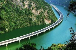 Слон, Заяц и Осёл решили строить мост,
Но оказалось, что вопрос не прост
И многое для всех троих неясно…
«Поставить нужно мост, — твердил упрямый Слон, —
На каменных быках, закованных в бетон!»
«Нет! — Заяц возражал. — Быки? Бетон? Ужасно!
Мост должен лёгким быть! Всё, что легко, — прекрасно!»
«Послушайте, друзья! — седой Осёл изрёк. —
Нам следует сперва решить единогласно,
Как будем строить? Вдоль иль поперёк?»