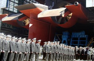 Круто, но мы умеем не хуже.
Водоизмещение 48 000 т
Длина наибольшая 172,8 м
Ширина корпуса 23,3 м 
2 турбины по 50000 л.с. каждая
ТРПКСН проект 941 «Акула»
Подводная лодка класса "Земля-Вечный покой"