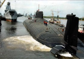 Круто, но мы умеем не хуже.
Водоизмещение 48 000 т
Длина наибольшая 172,8 м
Ширина корпуса 23,3 м 
2 турбины по 50000 л.с. каждая
ТРПКСН проект 941 «Акула»
Подводная лодка класса "Земля-Вечный покой"
