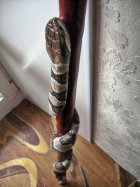 Я бы не сказал,что особо сложно.Вот эту делал сам,из спортивного интереса.Первый раз.Не столяр и не плотник,а вообще сварщик и с деревом имею дело редко.Заняло пару дней.Причем без особого инструмента.Вывод-если заниматься этим плотно-можно сделать не хуже,чем у него.При этом мастерства дедули не умаляю.