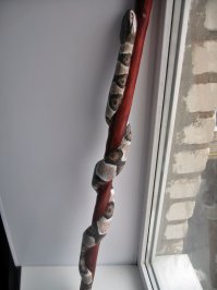 Я бы не сказал,что особо сложно.Вот эту делал сам,из спортивного интереса.Первый раз.Не столяр и не плотник,а вообще сварщик и с деревом имею дело редко.Заняло пару дней.Причем без особого инструмента.Вывод-если заниматься этим плотно-можно сделать не хуже,чем у него.При этом мастерства дедули не умаляю.