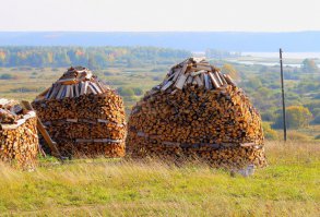 Поленницы: простые и функциональные решения