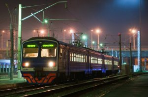 напомнило одну историю старинную:  
Зима. 8 часов утро. Пригородная электричка на Москву. Полупустой вагон.
Народ досыпает. На одной из скамеек сидит мужчина лет 50 и читает
газету. Вдруг в вагоне гаснет свет. ПРоходит 5 минут свет не зажигается.
Мужчина подходит к кнопке экстренного вызова машиниста, нажимает ее и
говорит: "Во втором вагоне погас свет",- и садится на место. Проходит 5
минут, свет не загорается и мужчина снова подходит к кнопке вызова
машиниста, нажимает ее и говорит:"Во втором вагоне погас свет! Повторяю,
машинист, во втором вагоне погас свет! "
Тут раздается голос из динамика:"Сейчас *ять все брошу и побегу включать свет, повторяю, сейчас, б*ть,
все брошу и побегу включать свет!"