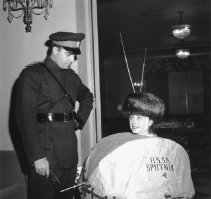 Пара на вечеринке по поводу Хеллоуина, Лос–Анджелес, 31 октября 1957 года.