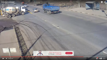 ну только слепому не видно, что левая сторона его еще до удара была на встречке. Так видно???