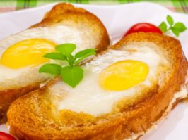 Из простейших продуктов (хлеб, яйца, помидорки, сыр, на втором фото ещё можно кусочек колбаски внутрь) получается реальная вкусняха  можно в выходные приготовить в духовке, а в будни только разогревать в микроволновке для экономии времени... если конечно что-то останется ;)