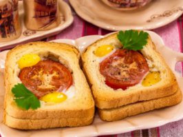 Из простейших продуктов (хлеб, яйца, помидорки, сыр, на втором фото ещё можно кусочек колбаски внутрь) получается реальная вкусняха  можно в выходные приготовить в духовке, а в будни только разогревать в микроволновке для экономии времени... если конечно что-то останется ;)