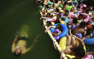 Три моряка спаслись с необитаемого острова благодаря слову "Help", выложенному из пальмовых листьев