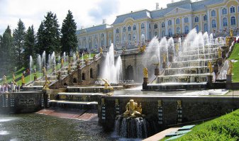 Да, собственно, вот.
Петергоф после немцев.
И Петергоф, восстановленный советскими людьми.