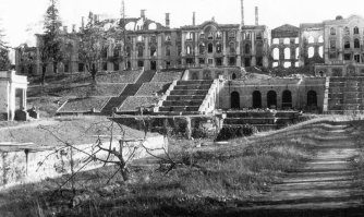 Да, собственно, вот.
Петергоф после немцев.
И Петергоф, восстановленный советскими людьми.