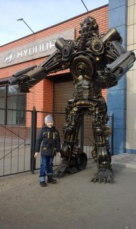 Этот монстр стоит в городе Павлодаре возле сто.