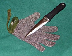 Кольчужная перчатка - кошелек будущего!