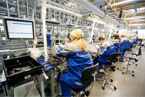 Это фотка с завода Kraftway. И там действительно собирают компьютеры)