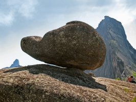 Еще одна загадка: Висящий камень в Ергаках, Красноярский край, Саяны.
От нас недалеко