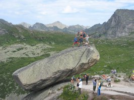 Еще одна загадка: Висящий камень в Ергаках, Красноярский край, Саяны.
От нас недалеко