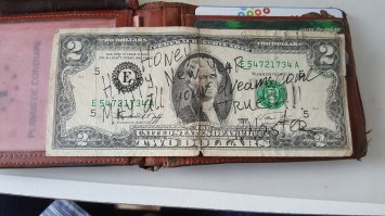 Раньше моряком работал. Как-то на Новый год капитан подарил всей команде по 2 бакса с пожеланиями. 
 Прошло 15 лет. До сих пор храню на удачу, ношу в портмоне.
 Кстати, купюра 1976 года