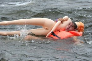 Между прочим, на первой фотографии мужик отрабатывает спасение на воде. Надувная кукла нормальное плавсредство. Надул, спасся, а в случае чего, необитаемый остров например, так еще и вдул. Норм. Остальные фотографии на любителя. Например в африке на наш европейский взгляд, тоже не все в порядке.