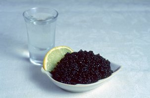 И за это надо выпить!
Первую рюмку – за Менделеева!
Вторую – за Похлёбкина!
Третьей рюмкой вспомним великого мыслителя и знатока напитков Фридриха Энгельса, по собственному опыту утверждавшего, что только зерновая ржаная водка дает человеку правильное опьянение и укрепление здоровья, в то время как картофельная, свекольная и прочие – травят народ, провоцируют агрессивность, располагают к озлоблению и дракам.
Гениальный классик, автор многих статей Британской Энциклопедии, знал толк не только в марксизме...
Четвертую рюмку – за первобытного человека, впервые попробовавшего и оценившего вино, когда сок дикого винограда случайно забродил в кувшине.
Пятую – за благодетеля человечества, «суперзвезду» исламских алхимиков иранца Абу Муса Джабир ибн Хайяна (721—815), известного в Европе как Гебер и «отец химии», первым перегнавшего чистый спирт.
Шестую – за выдающегося врача Арнольда из Виллановы, в 1300 году понявшего, что самогон можно делать из всего, что бродит. Злодеи святой инквизиции тут же попытались привлечь его к ответу, но личная защита любителя разных напитков Папы Климента V оградила первооткрывателя от преследований и высочайше освятила все последующие производства разнообразных «табуретовок», объявив их угодными Господу. (Как известно – Папы безгрешны в своих решениях и постановлениях.)
Седьмую – за наших талантливых российских предков, еще в 1505 году наладивших массовое производство 48-градусной водки (слово старорусское уменьшительное и ласкательное от живительного «вода», в современном языке – «водица») , причем не только для неограниченного внутреннего потребления, но и для поставок ее бочками в Скандинавию.
Так русская водка и оставалась 48-градусной, пока в середине XVIII века в России не было высочайше утверждено обязательное разбавление водки до 40 градусов для увеличения объема производства и прибыли казны. Так монархия Романовых ступила на неверный путь обмана народа, закончившийся ее всенародным отторжением и низложением в 1917-м.
Коммунисты монархию низвергли, но 40 градусов оставили, чем сделали и свою историческую участь неизбежной.
Нынешние демократы тоже придерживаются этого ложного для Руси "стандарта".
Учитывая историческую динамику, что-то с ними будет дальше к 2021 году?
Между 7-й и 8-й рюмками это стоит основательно пообсуждать.
Восьмую – за уроженца города Бордо шевалье де ла Круа-Мароне, который, уйдя с воинской службы в середине 17 века, занялся любимым делом – перегонкой спирта, и изобрел коньяк, в своих самоотверженных благородных трудах ради счастья человечества пожертвовав собственным здоровьем и спившись до галлюцинаций.
Девятую – за итальянца Йоганна Мария Фарина, что в 1694 году в немецком городе Кёльн изобрел столь любимый многими россиянами 70-градусный одеколон (жидкость назвали «Кёльнской водой», по-французски — «о де Колон»; россияне в любви к ароматному и крепкому парфюмерному напитку не одиноки – сам Наполеон для бодрости в походах частенько пил его рюмками).
Десятую – за санкт-петербургского аптекаря Т. Е. Ловица, впоследствии ставшего академиком, в 1785 году открывшего очищающую способность древесного березового угля при перегонке спирта. Это открытие получило российскую «привилегию» (так тогда назывался российский патент на изобретение) и стало основой всех производств настоящих русских водок.
Одиннадцатую рюмку и последующие – за других великих, которых после предыдущих рюмок сумеете вспомнить.

Главное правило в хорошем русском водочном застолье такое же, как в сочинении гениальной симфонии, – надо найти правильные размер и темп, отображающие тему. Только тогда застолье станет исключительным и незабываемым.