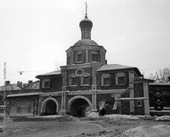 эка невидаль. в 1991 году на площади перед Зачатьевским монастырем была автозаправка. вечером ухожу от приятеля - она есть. на следующий день пришел - нет заправки.
"Особенно вспоминается снос бензоколонки перед монастырем, возвращение иконы Божией Матери «Милостивая» из Обыденского храма. Бензоколонка стояла с 1937 года, за одну ночь Царица Небесная ее снесла перед тем, как вернуться в обитель." - вспоминает мать Иулиания.
ну, на самом деле должен был приехать Лужок, вот чинуши ЦАО и расстарались :)