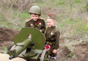 так и немцев и фрицев там и нет, так актеры-аматоры. ну не попали в кадр сцены смерти. ну и шоб понимали по воспитанию детей