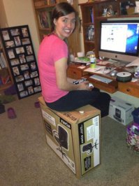 Тут она просто не в курсе, что стул находится внутри. Думает, что коробка это и есть стул...