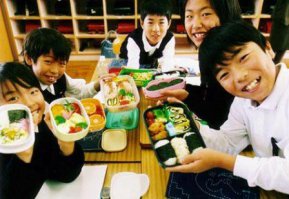 Совершенно в точку. У Японцев целый культ "тормозков", у там мамаши так изращаются, что контейнерок с едой часто превращается в предмет искусства, а для мужиков на обеде это фитешь казырнуть коробочкой собранной в соответствии с традициями Бэнто. Кстате, новогодний Бэнто, с правильными "новогодними" продуктами стоит в среднем около 1000$.