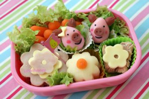 Совершенно в точку. У Японцев целый культ "тормозков", у там мамаши так изращаются, что контейнерок с едой часто превращается в предмет искусства, а для мужиков на обеде это фитешь казырнуть коробочкой собранной в соответствии с традициями Бэнто. Кстате, новогодний Бэнто, с правильными "новогодними" продуктами стоит в среднем около 1000$.