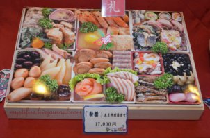 Совершенно в точку. У Японцев целый культ "тормозков", у там мамаши так изращаются, что контейнерок с едой часто превращается в предмет искусства, а для мужиков на обеде это фитешь казырнуть коробочкой собранной в соответствии с традициями Бэнто. Кстате, новогодний Бэнто, с правильными "новогодними" продуктами стоит в среднем около 1000$.