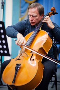 Вот виолончелист! Напиликано на 2 лярда. 
А этим ребятам до него еще долго пиликать.