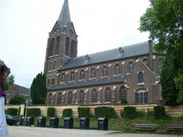 Я вовсе не уверен, что книга, на которую ссылается автор, была написана самим д’Артаньяном. Эта книга считается подделкой. В кёльнских «Мемуарах» д’Артаньяна постоянно упоминаются три брата. Но ведь можно предположить, что прообразами этих братьев были сами двоюродные братья д’Артаньяны, служившие одновременно (!) в одной роте королевских мушкетёров. Звали их Пьер, Жозеф и Шарль. Считается, что прототипом книжного мушкетёра послужил последний из братьев, хотя, скорее всего, понемногу все трое. Вы ведь заметили, что на протяжении всех книг, Дюма, неспроста, ни разу не называет своего героя по имени?
Настоящий Шарль д’Артаньян родился в 1613 (по другим сведениям — в 1611) году. И у него был младший брат — Даниэль. На самом деле, настоящий д’Артаньян не смог по малолетству участвовать в осаде Ла-Рошели, а уж тем более, быть личным врагом кардинала де Ришелье. В Париж он прибыл, приблизительно, в 1640 году. Четыре года он служил в королевской Гвардии в Аррасе, одновременно со знаменитым Савиньеном-Сирано де Бержераком. В роту мушкетёров он вступил только в 1644 году, а в 1660 стал её капитан-лейтенантом.
Король не был в подчинении у д’Артаньяна. Он был капитаном первой роты, а д’Артаньян был его помощником, то есть капитан-лейтенантом.

В 2010 году я решил разыскать могилу д’Артаньяна.
Одна французская журналистка утверждала, что местом, его последнего успокоения, была церковь Петра и Павла. Западная часть Маастрихта просто усеяна самыми разнообразными церквями, поэтому не все старожилы знают точно названия храмов. Разумеется, католик-генерал мог быть похоронен только в католической церкви. Поэтому, местные протестантские святилища меня не могли заинтересовать. 
Для поиска, даже пришлось сопоставить место стоянки французских войск и направление штурма города. Церковь Петра и Павла, оказалась точно в месте, которое занимали французские части.
К сожалению, в саму церковь, точнее к могиле, не пускают всех желающих. Поэтому, мне пришлось ограничиться лишь визуальным осмотром интерьера…
Но любопытно и другое. Улицы квартала, вокруг церкви, так или иначе, имеют отношение к героям Дюма. Улицы: Атоса, Портоса, Арамиса, Бургундского вина... Возможно, для жителей квартала вообще тайна погребения нашего мушкетёра, вовсе никогда и не была тайной?
На фото, церковь, где находится могила д’Артаньяна.