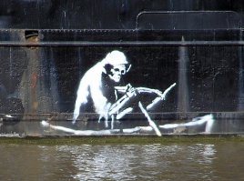 А я вот эту обожаю. Бэнкси, если не ошибаюсь.