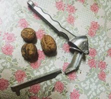 Ни.уя удивительного, если колоть орехи, чеснокодавилкой.)))