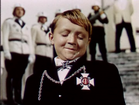 А как же Мальчиш-плохиш?

"Лишь один Мальчиш-Плохиш захотел идти в буржуинство. Но такой был хитрый этот Плохиш, что никому ничего не сказал, а подтянул штаны и помчался вместе со всеми, как будто бы на подмогу.
Бьются мальчиши от темной ночи до светлой зари. Лишь один Плохиш не бьется, а все ходит да высматривает, как бы это буржуинам помочь..."

"Обрадовались тогда буржуины, записали поскорее Мальчиша-Плохиша в свое буржуинство и дали ему целую бочку варенья да целую корзину печенья.
Сидит Мальчиш-Плохиш, жрет и радуется."