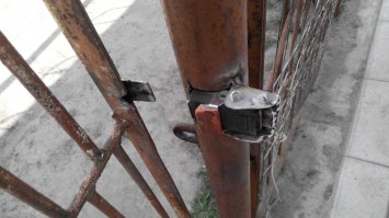 Вчера увидел, сегодня папе подсказал идею, он снял с москвича и вуаля. Удобно очень.