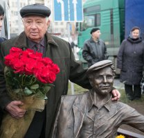 Герою фильма "Весна на Заречной улице" поставили памятник в Запорожье .

 Герой Николая, Рыбникова, Саша Савченко, сидит на лавочке на проспекте Металлургов, а на плече у него наброшен пиджак.  Прототипом героя Рыбникова был  реальный человек - Григорий Пометун, Герой Соцтруда и сталевар комбината «Запорожсталь». Именно к 80-летию «Запорожстали» и было приурочено открытие этого памятника, ведь там известного актера как раз и научили закалять сталь для съемок.

На фото - Григорий Пометун на открытие памятника.
