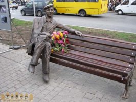 Герою фильма "Весна на Заречной улице" поставили памятник в Запорожье .

 Герой Николая, Рыбникова, Саша Савченко, сидит на лавочке на проспекте Металлургов, а на плече у него наброшен пиджак.  Прототипом героя Рыбникова был  реальный человек - Григорий Пометун, Герой Соцтруда и сталевар комбината «Запорожсталь». Именно к 80-летию «Запорожстали» и было приурочено открытие этого памятника, ведь там известного актера как раз и научили закалять сталь для съемок.

На фото - Григорий Пометун на открытие памятника.