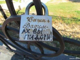 Подруга принесла пригласительное на свадьбу