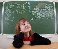 Японские школьники встречают учителей красочными рисунками на доске