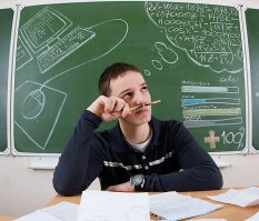 Японские школьники встречают учителей красочными рисунками на доске
