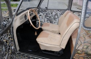 Наверное,не намного больше веса"родного"кузова,т.к.вот,по-моему,аналогичное произведение кузнечных дел мастеров,разница в весе + 85 кг.