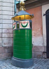 Мужской туалет у королевского дворца в Стокгольме:)
Честно говоря, не понял сразу, что это такое, пока туда не стали заходить по очереди турист-группа:)